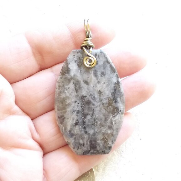 Minimalist Larvikite Pendant - Unisex - Black & Grey Labradorite Kissin' Cousin - Picture 2 of 7